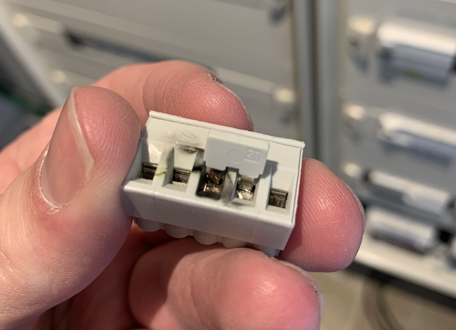 Photo d'un des connecteurs ayant souffert d'un phénomène d'arc électrique.